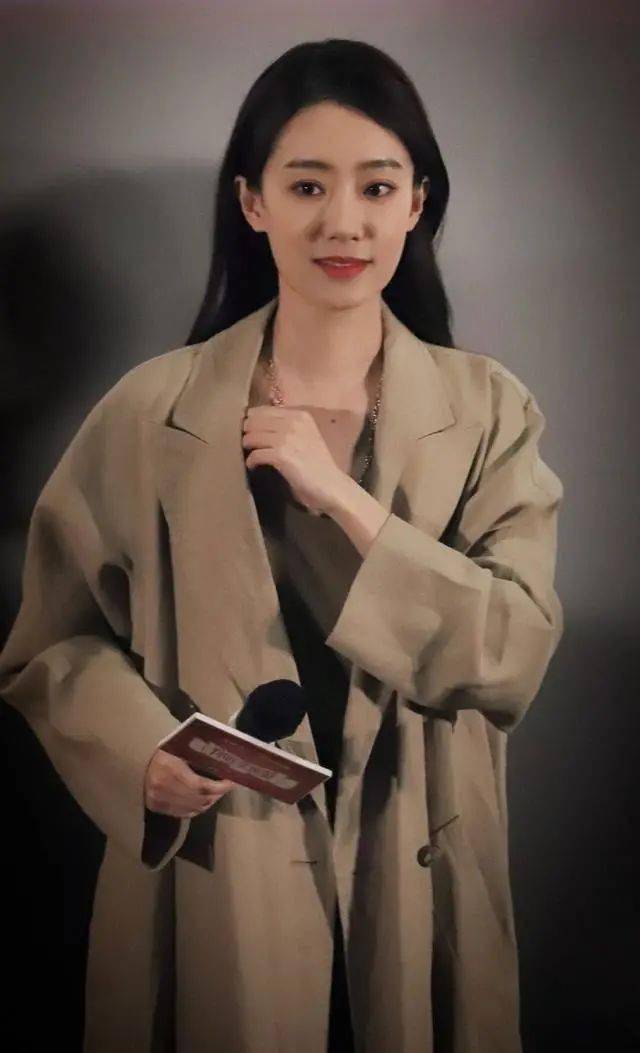 你好李焕英演员张小斐穿搭气质温柔更有穿旗袍大秀美腿不愧是喜剧届