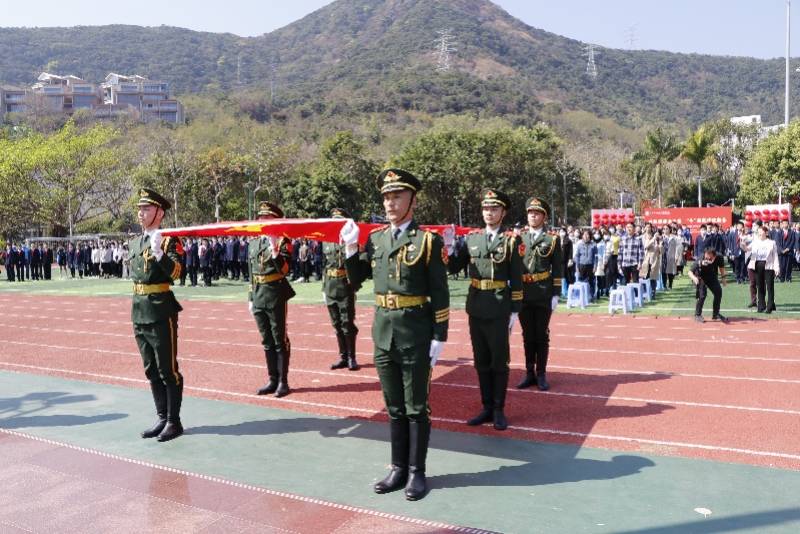 国旗护卫队退役战士为深圳学子升国旗 全体师生