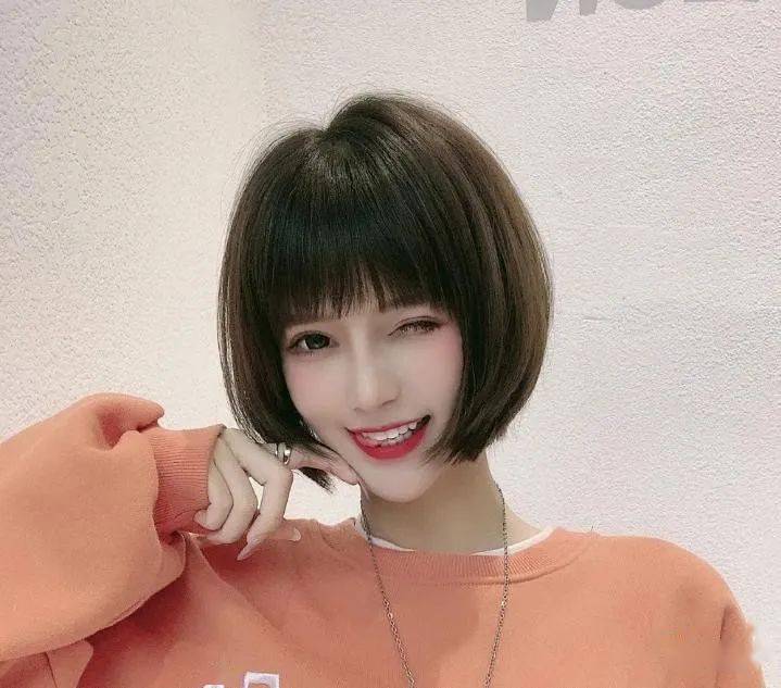 空气感刘海搭配齐下巴的长度设计,短发控不可不剪的一款减龄发型,尤其