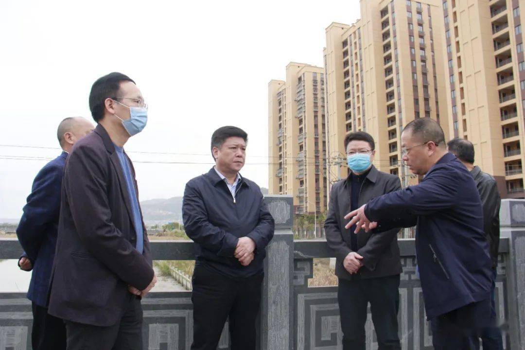 刚刚县委书记周应忠率队巡河