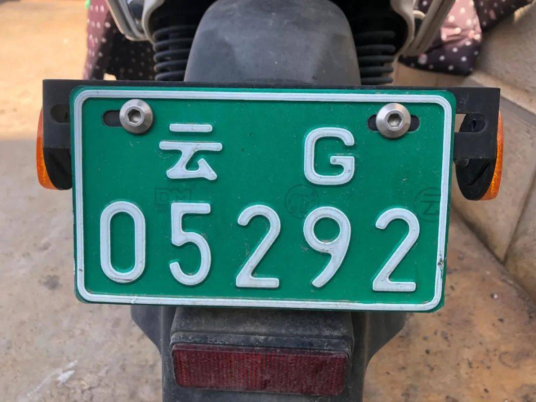 驾驶时:1,"绿底白字"牌的电动自行车又有小伙伴问了,我看大街上的电动