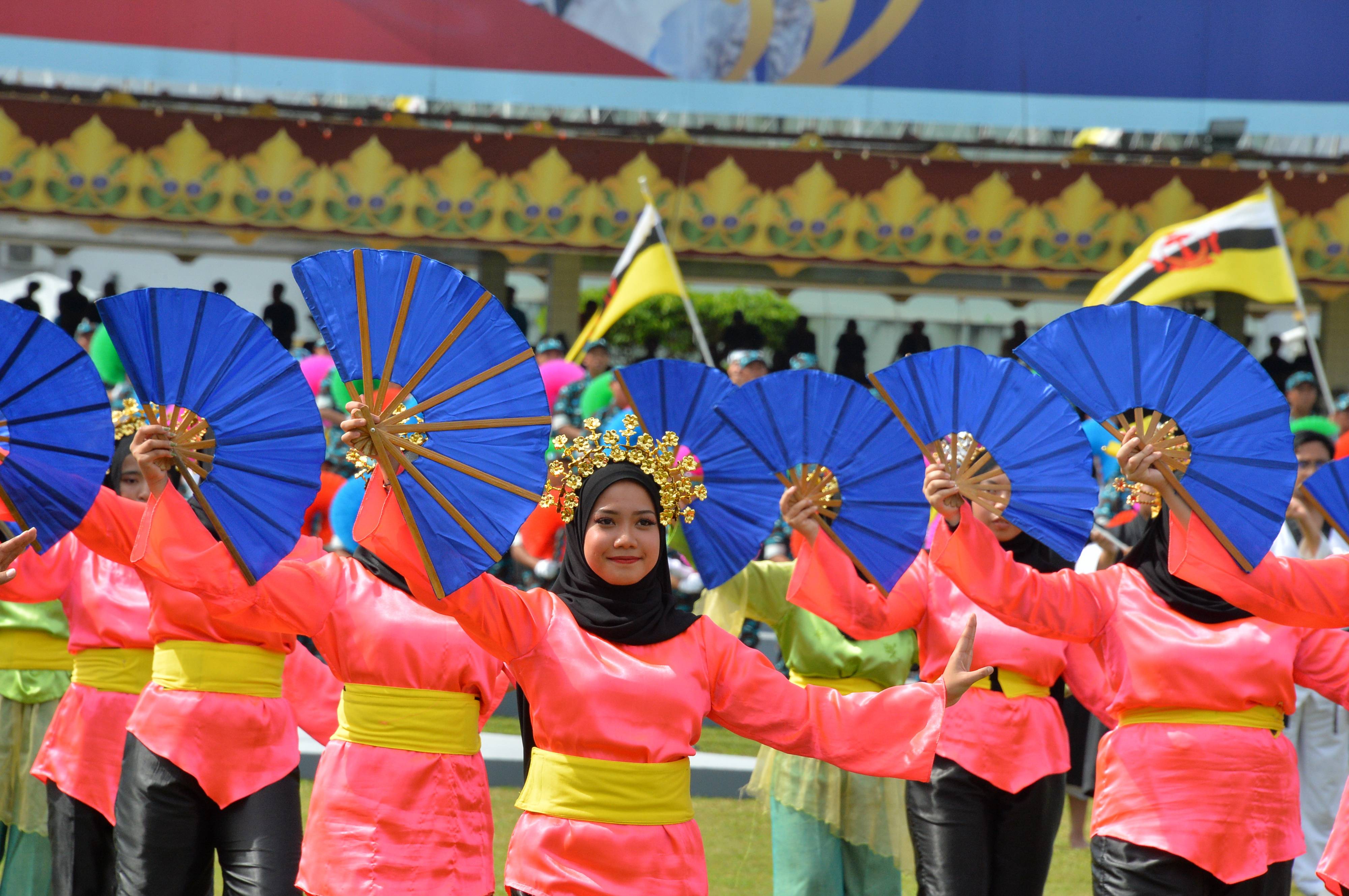 文莱举行阅兵游行活动庆祝建国37周年