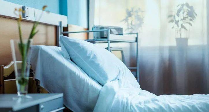 病榻之梦，生病之人的家中迎来众多病患——一场关于接纳与希望的梦境解析