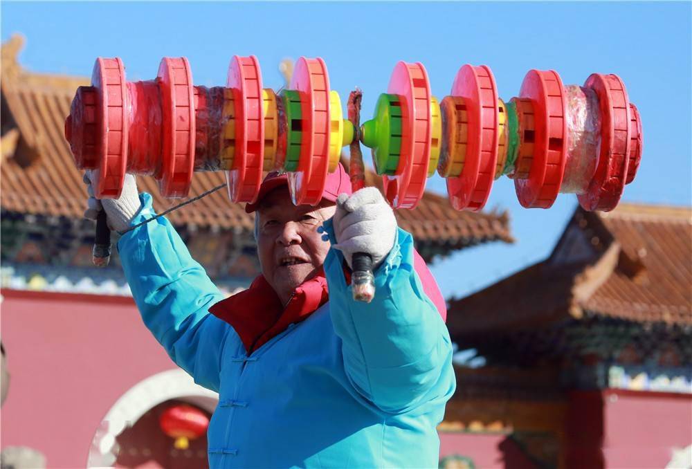 据那宏元大爷讲:这个"空竹串是由八个大空竹沾到一起的