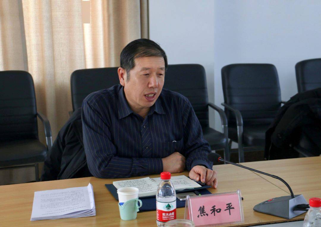 会上吴振江代表市总工会党组作对照检查,随后,党组班子成员联系工作