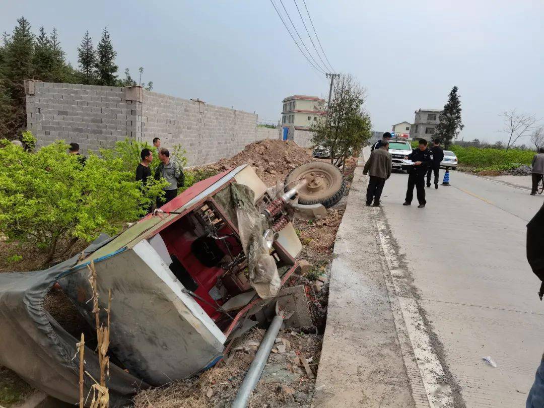 桂林一超载三轮车侧翻之后,伤者家属请记者急寻这名男子!