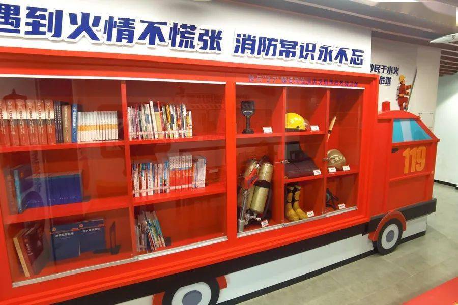 器材展示区陈列着参与事故救援的消防器材,它们见证了消防员赴汤蹈火