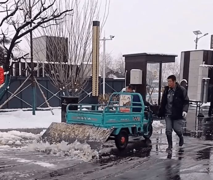 大爺自制廉價高效掃雪車零成本馬力十足勞動人民的智慧