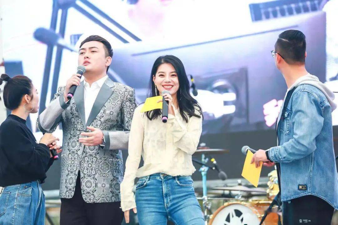在"百度导航"中也可以搜索到882主播果儿,呼斯乐的定制语音哦~进入