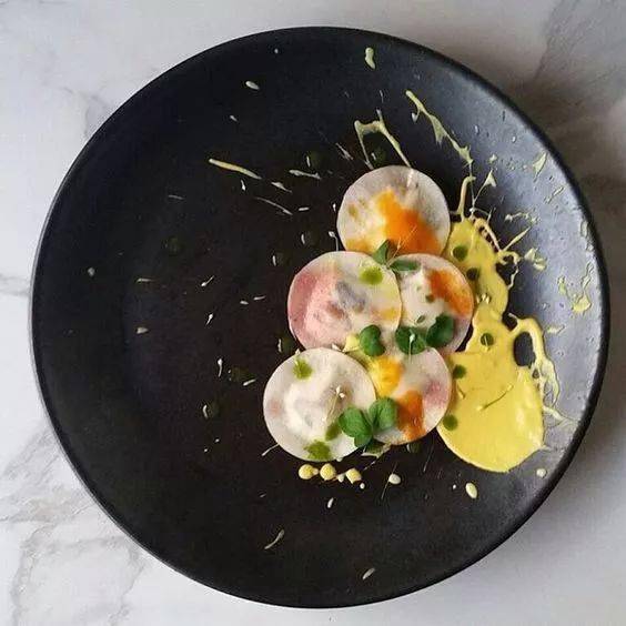 经典摆盘 | 冷菜暗色系圆盘 .