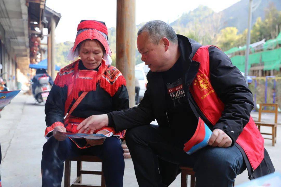 来宾市大力推动妇女进入村社区两委班子支书主任一肩挑妇女比例占26