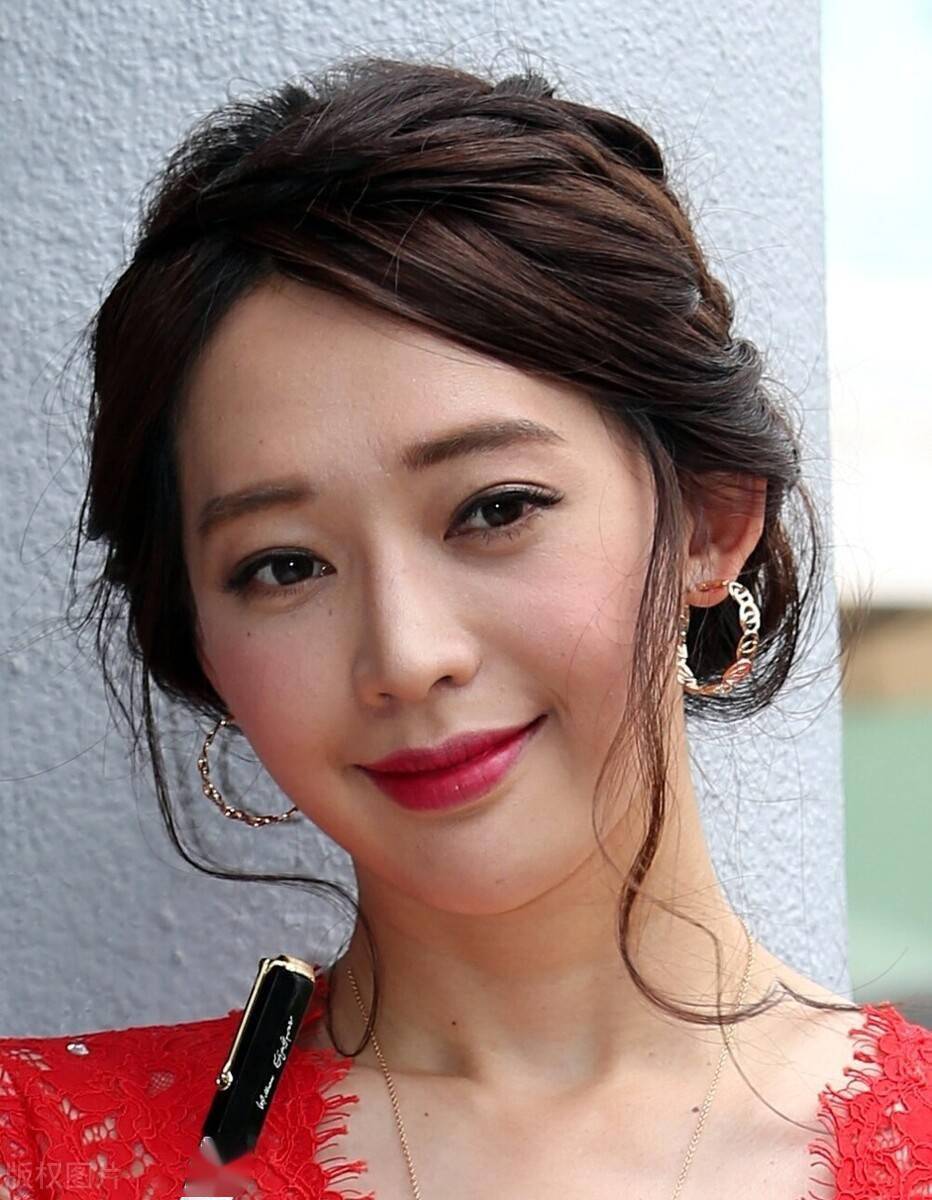 王心恬,红色蕾丝礼服,美艳优雅