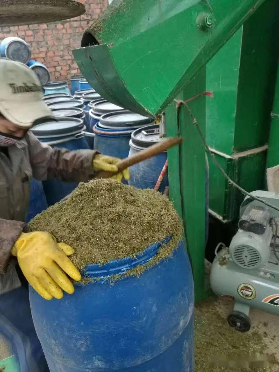 养殖场自制生物发酵饲料的简单操作方法,降低料耗,臭味氨气下降促进