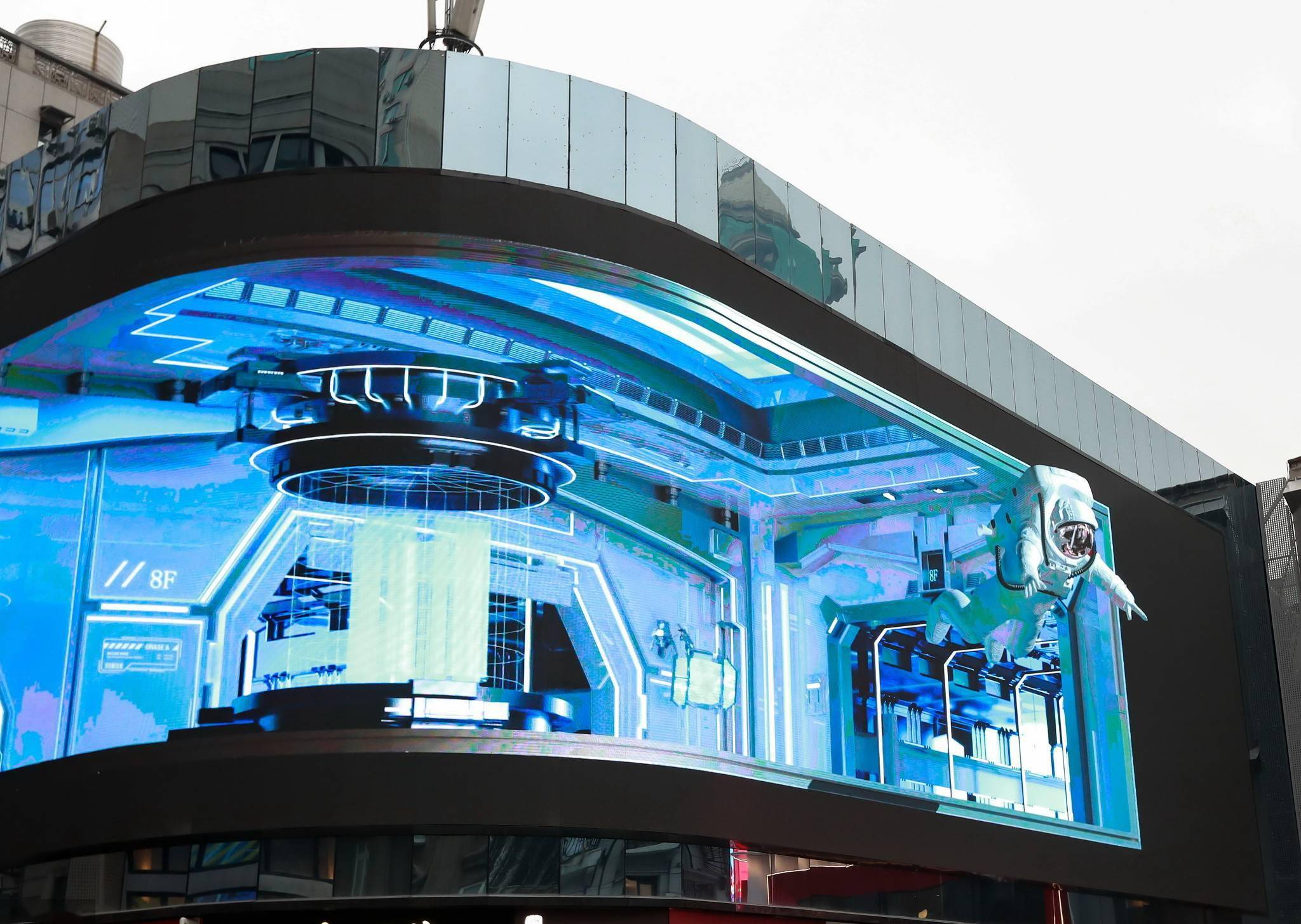 湖北武汉:3d版太空飞船在江汉路步行街上演