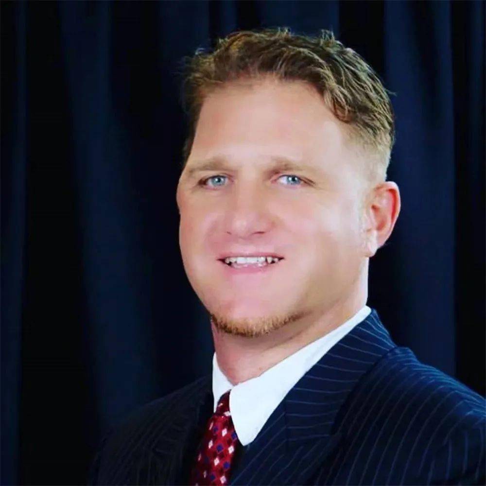 着新的学期脚步到来的,还有一名叫atom szekely-zane的匈牙利裔美国人