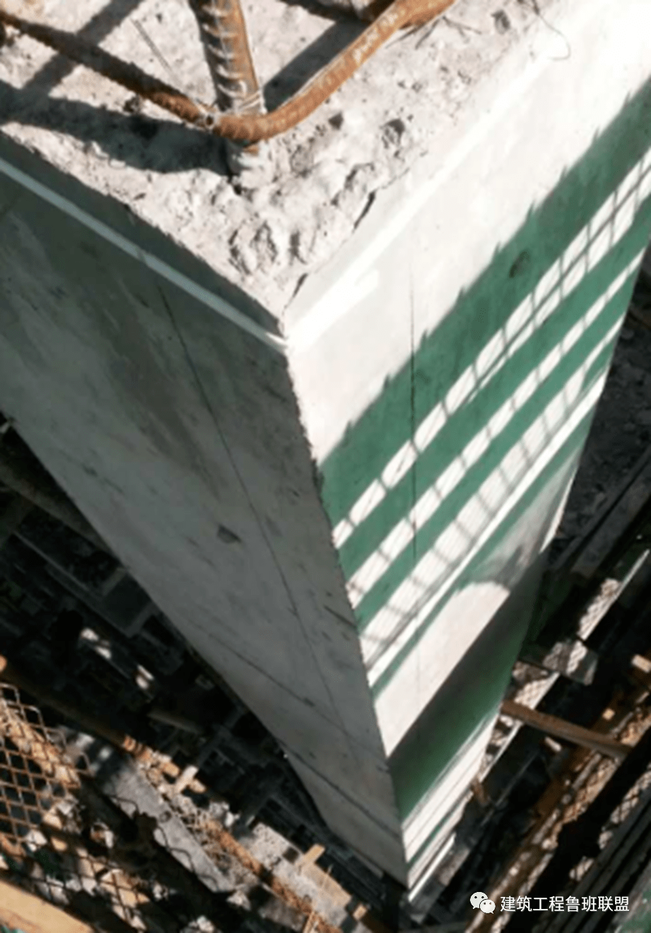 外墙100mm大角线阴角拆模效果:异形剪力墙:135°角阴阳角墙体使用定型