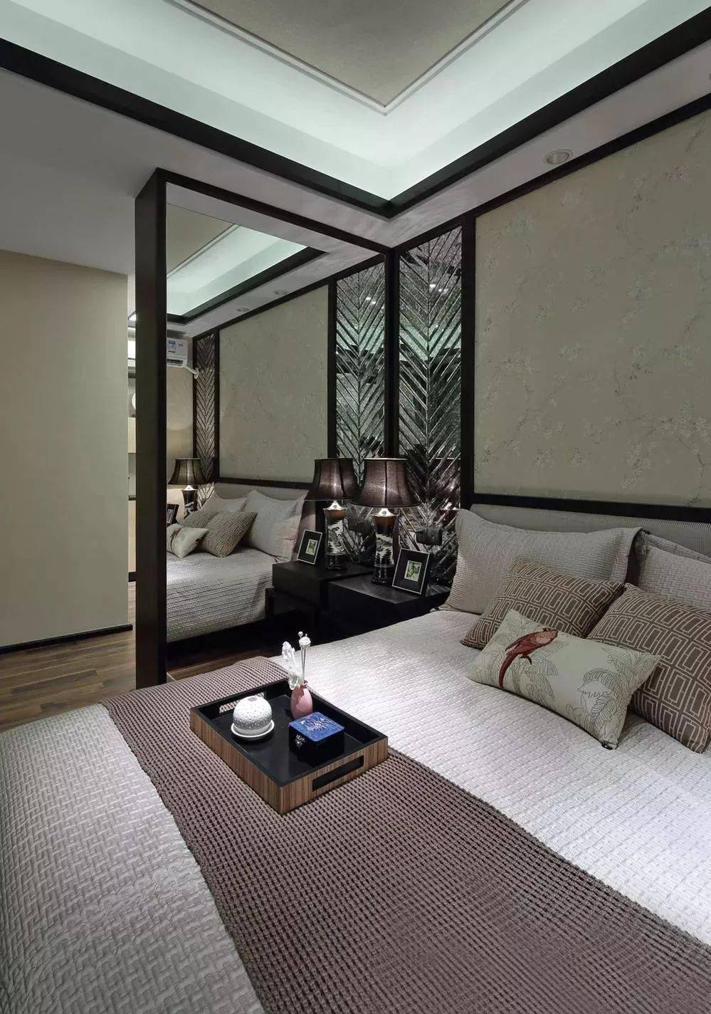 10平新中式，客厅古典时尚墙面，主卧用镜子做隔断！"