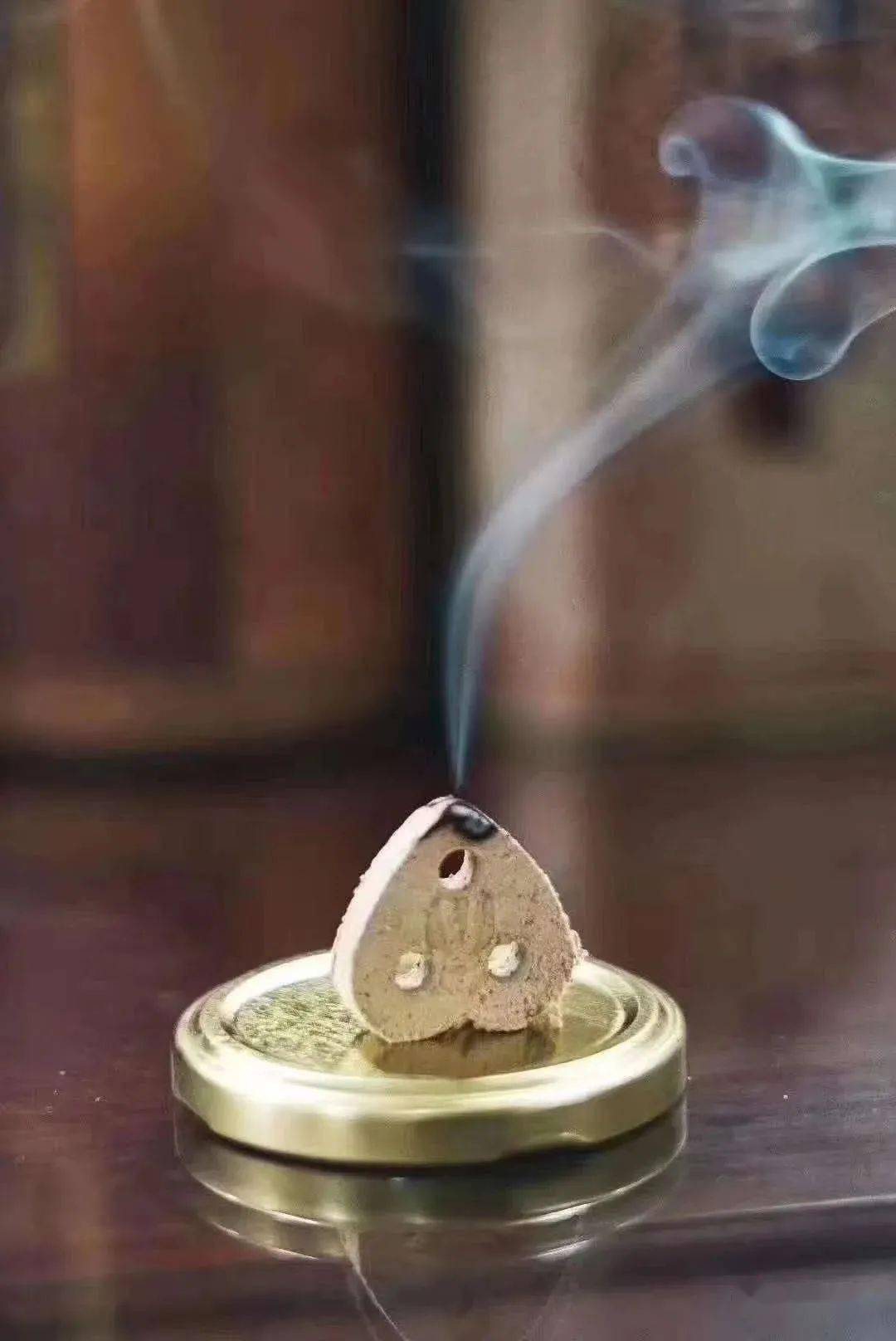 讨厌艾的味道，闻了就头疼、恶心、犯困，说明更需要艾灸！_艾烟