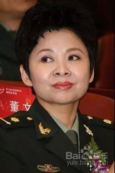 是央视的红人她上了13次春晚是总政歌舞团的军人她很早进入部队《春天
