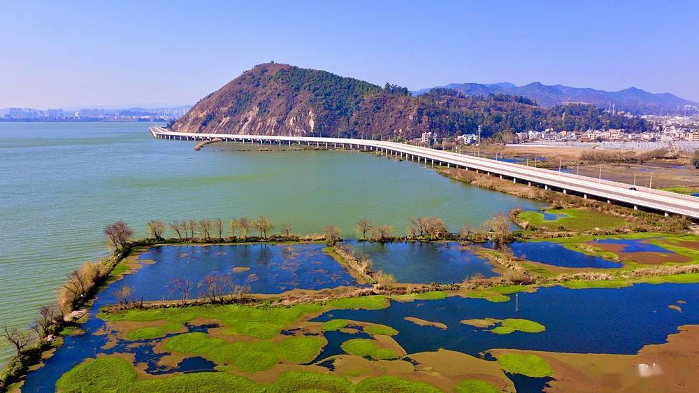 航拍昆明滇池环湖南路最美水上公路