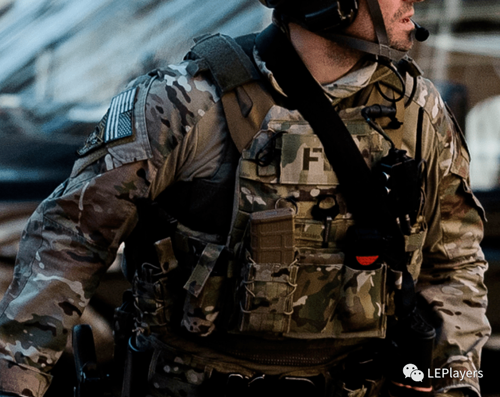 现场波士顿分局fbiswat执行搜查任务