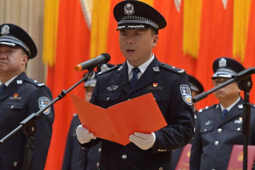 市公安局举行晋升人民警察三级警监警衔仪式_刘江