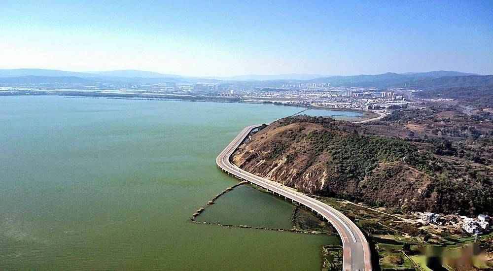 昆明环湖南路,在这条位于滇池南岸的临水景观路上,你可将"五百里滇池"