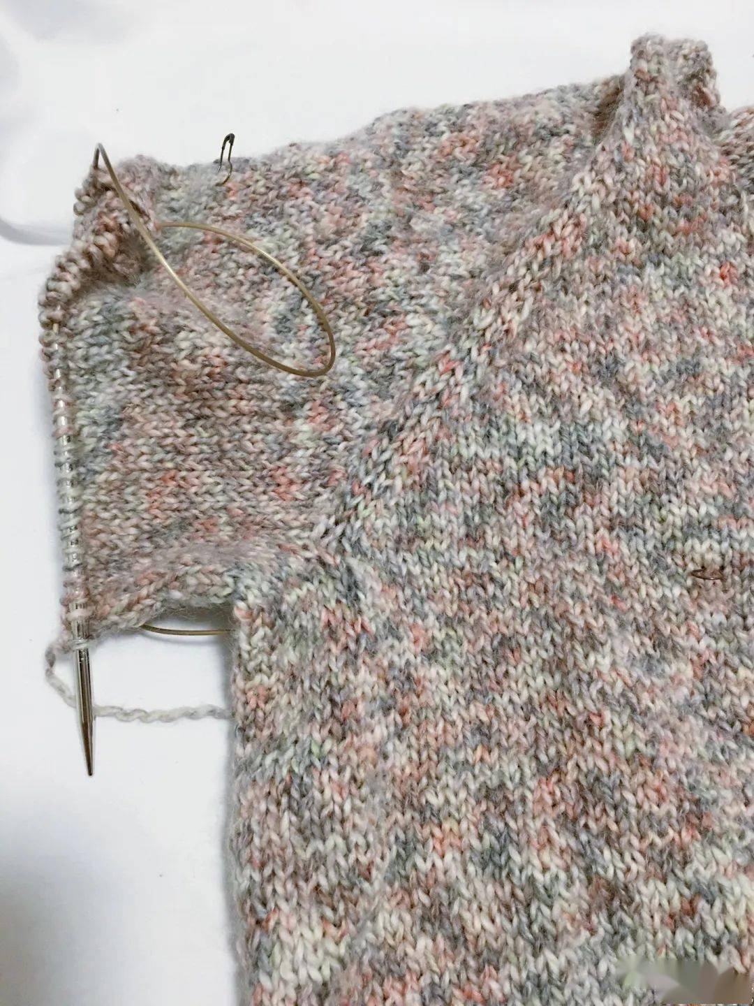 淡烟德式引返从上往下织云纹女士棒针开衫详细编织说明