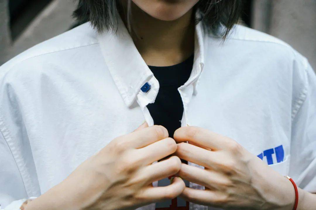 男生的衬衫要解开几颗扣子才能浪到姑娘的心里