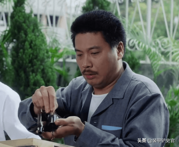 在《逃学威龙1》中准备去执行危险任务的曹达华(达叔饰演的角色)提前