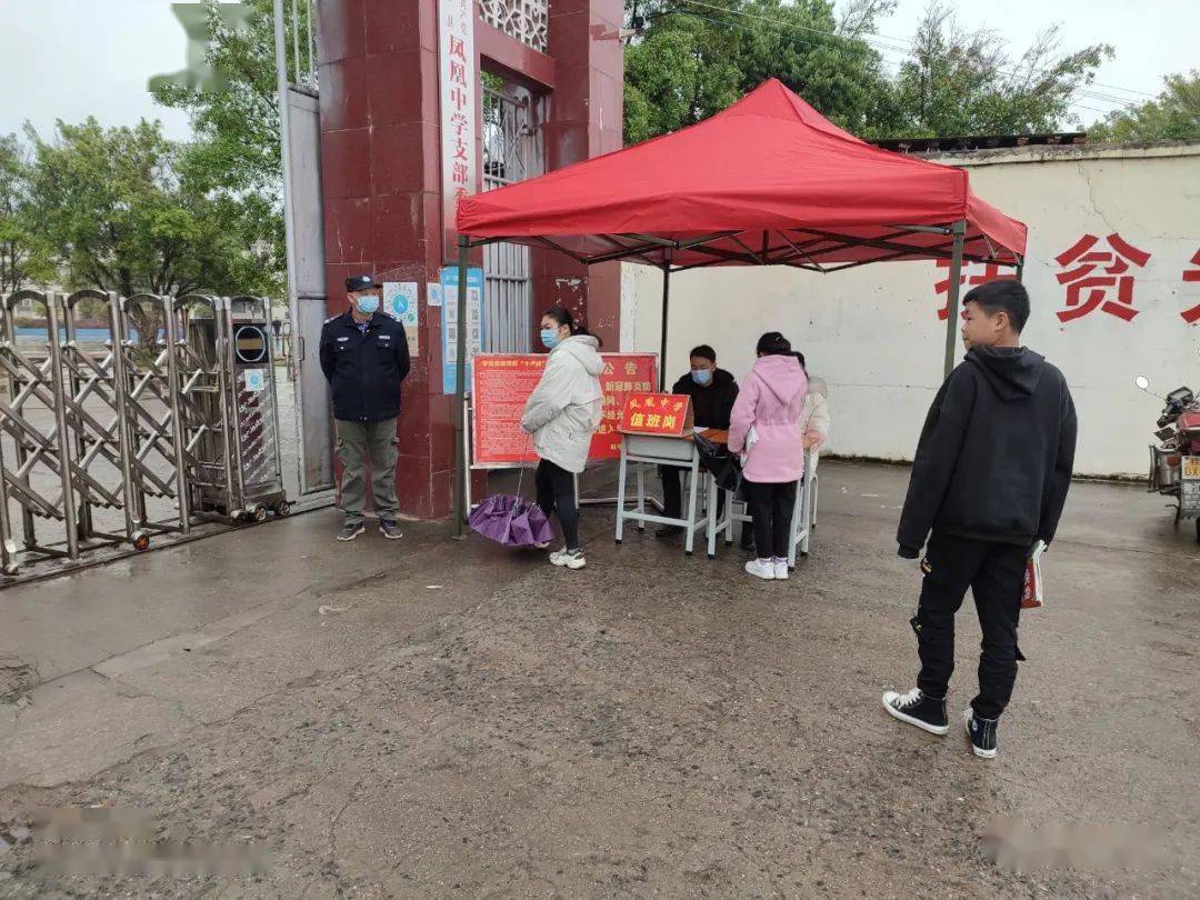 中学按疫情防控措施有序开展学生回校报名注册工作城东中学老师在给学