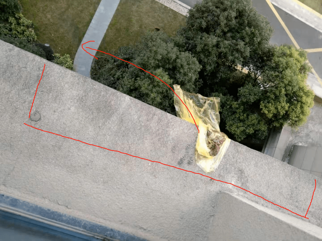 够不着,我说我来找物业,我家刚好是腰线层,否则垃圾就掉底层路上了