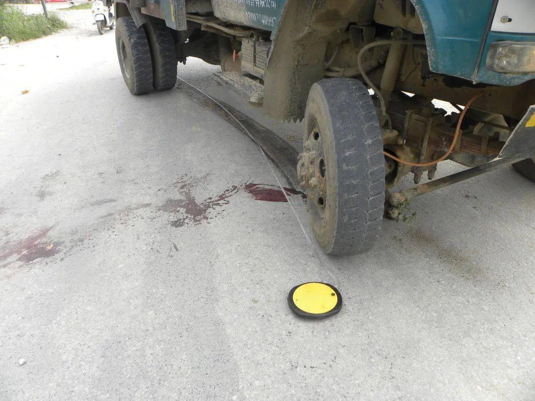 触目惊心贺州一儿童跑步横过马路被拖拉机碾压