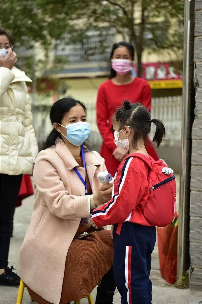 神兽归笼实拍武平开学第一天家长们的反应亮了