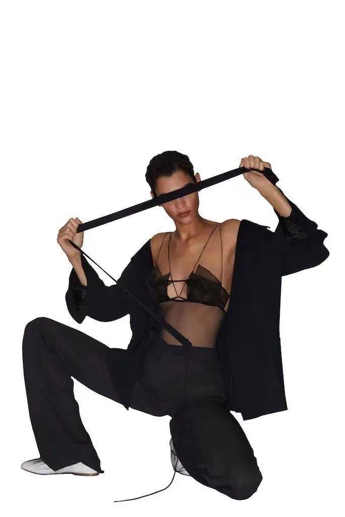 致力于服装生产的全球化以及当代时尚话语的不拘一格