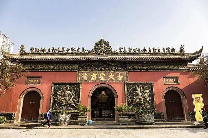 传闻这里是唐僧出家的地方,历史悠久,藏宝众多"大慈寺的独家魅力在于