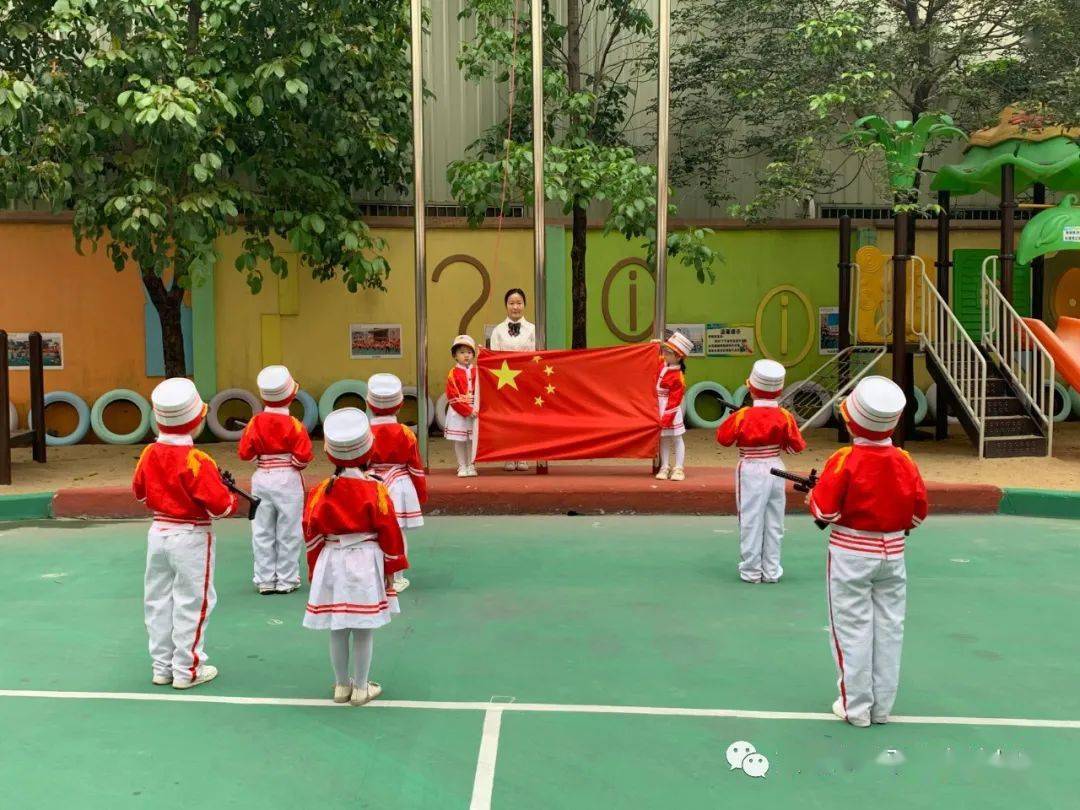 國旗飄飄童心向陽康力幼兒園升旗儀式報道