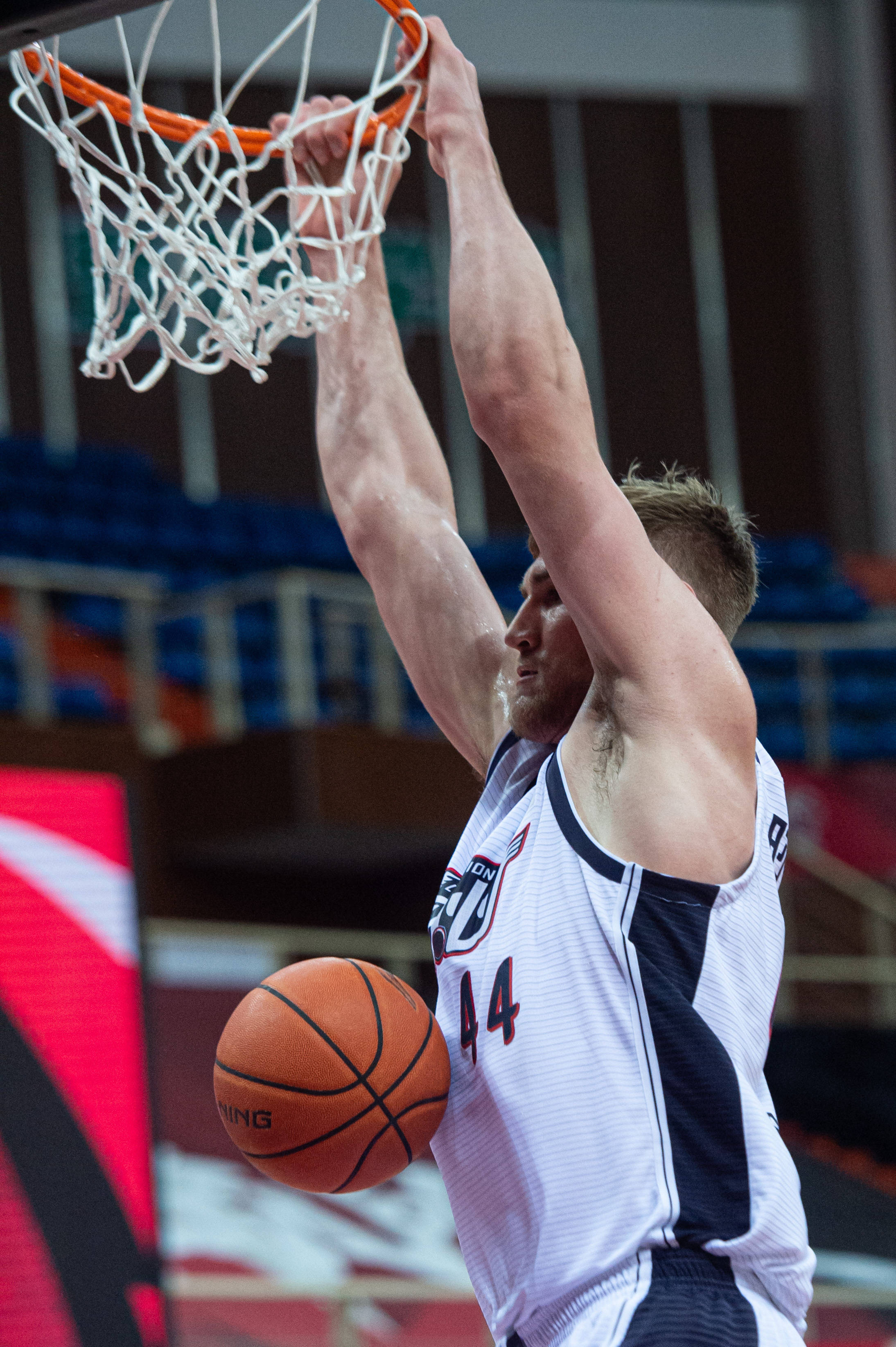 3月1日,时代中国广州队球员哈斯在比赛中扣篮.