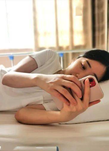 听说低头看手机伤颈椎躺着看总没毛病吧