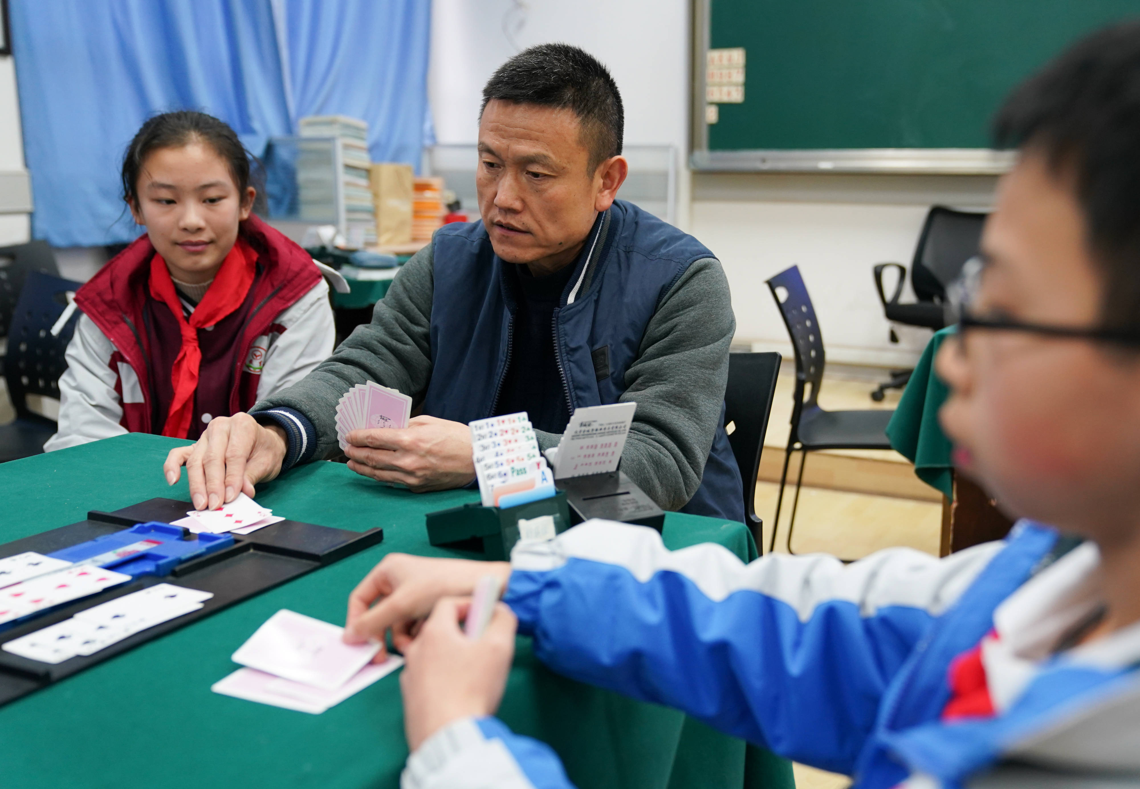 上海校园内的桥牌冠军队