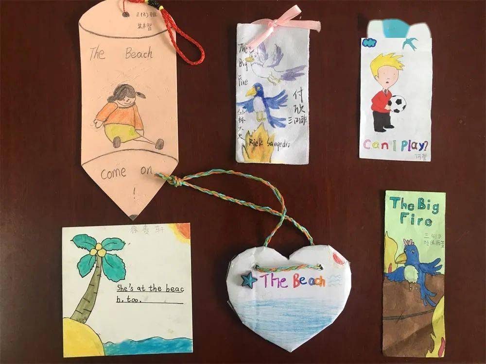 三年级同学们制作的是书签,非常精致.