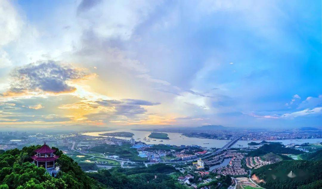 摄)拍摄到50公里外的广州塔也能在大雁山纪元塔观景台上鹤山小伙伴