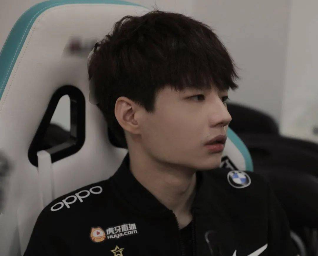 fpx不敌rng引发粉丝不满刘青松被打爆的样子像极了宝蓝