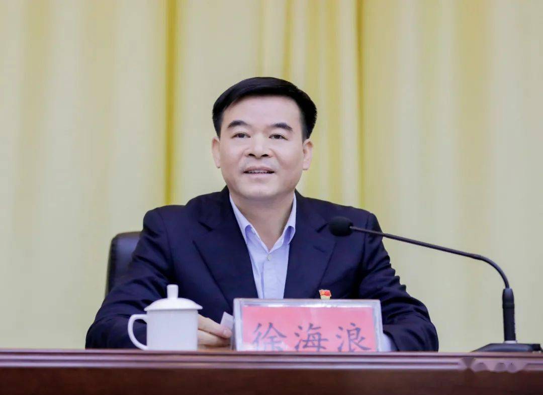 徐海浪指出,村(社区)党组织书记,村(居)委主任处于乡镇工作的最前沿和