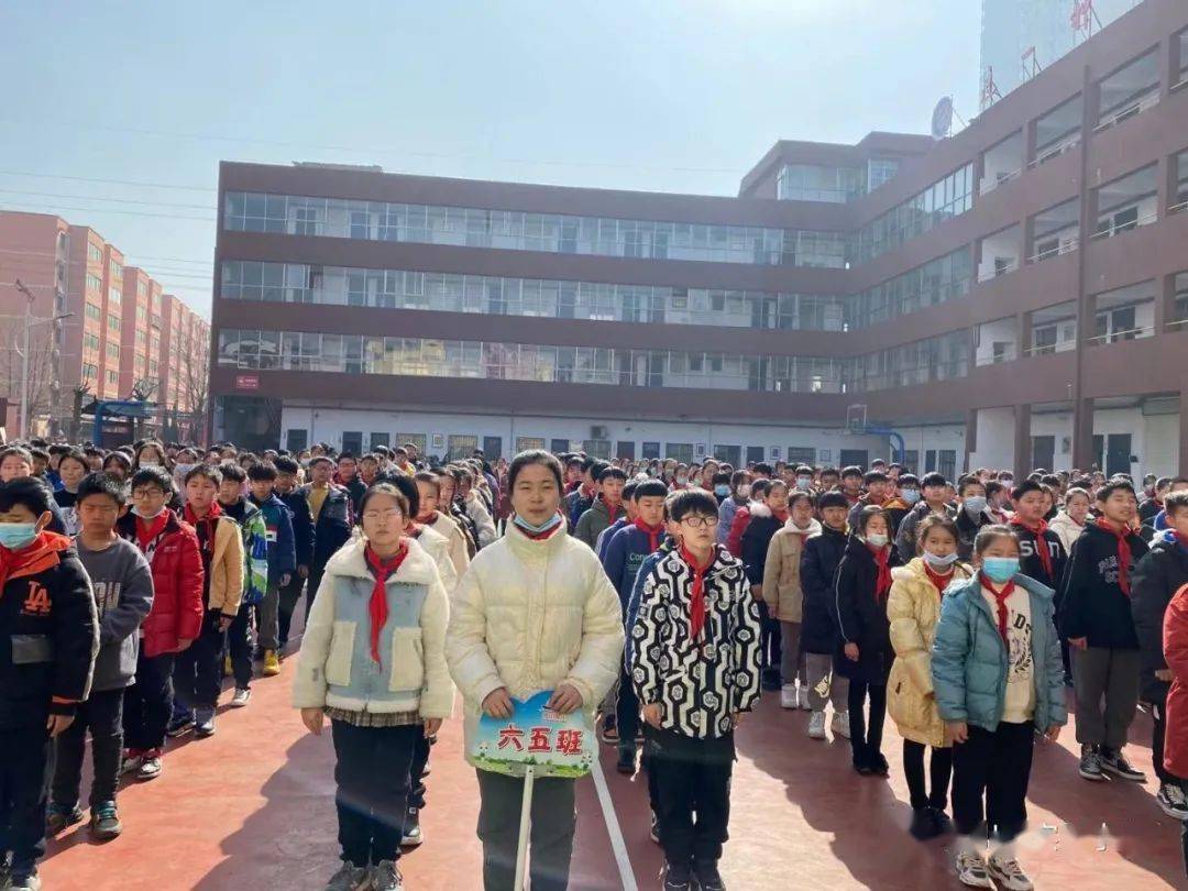 真美实小春启今朝犇向美好伊川县实验小学2021年春季开学典礼暨颁奖