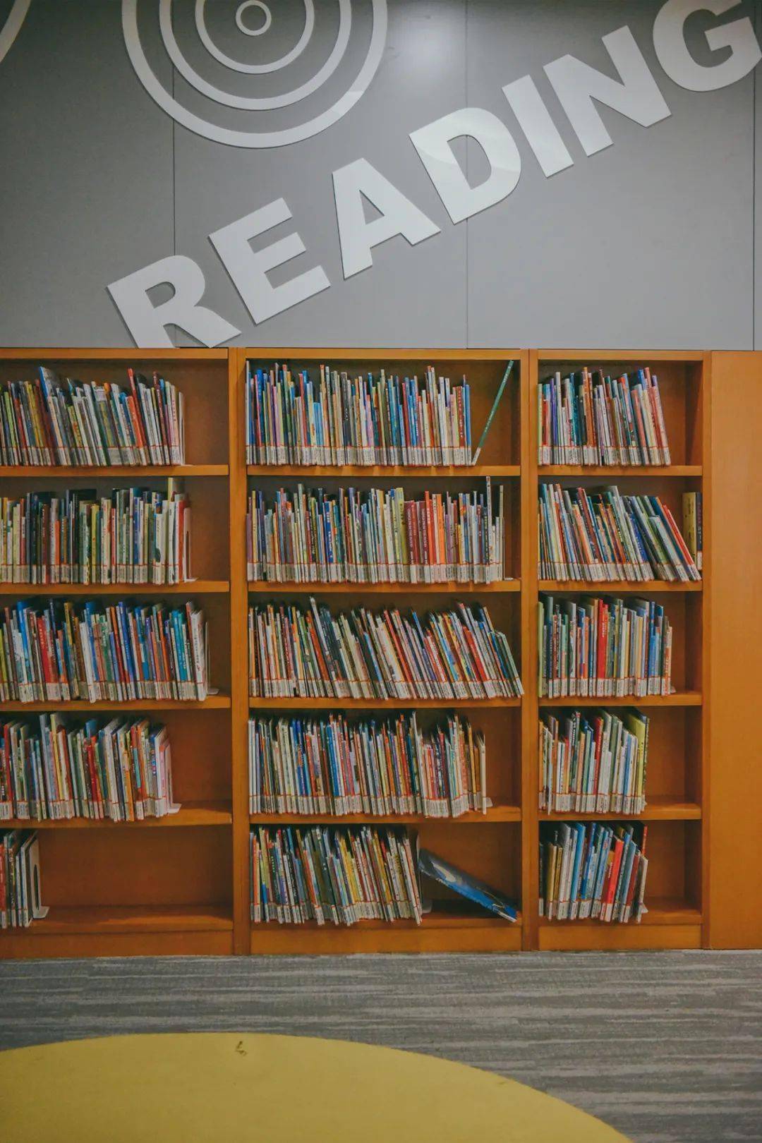 奉化图书馆:工业风的阅读空间.