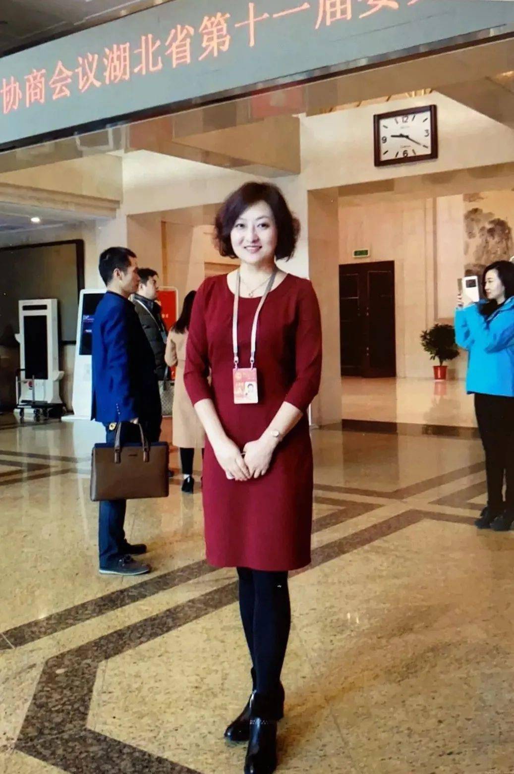 分享湖北两会播音员背后的故事