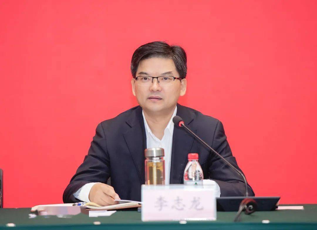 区领导李志龙,韩建中,王国珍,屠国平,丁幼芳,张爱莲出席会议.