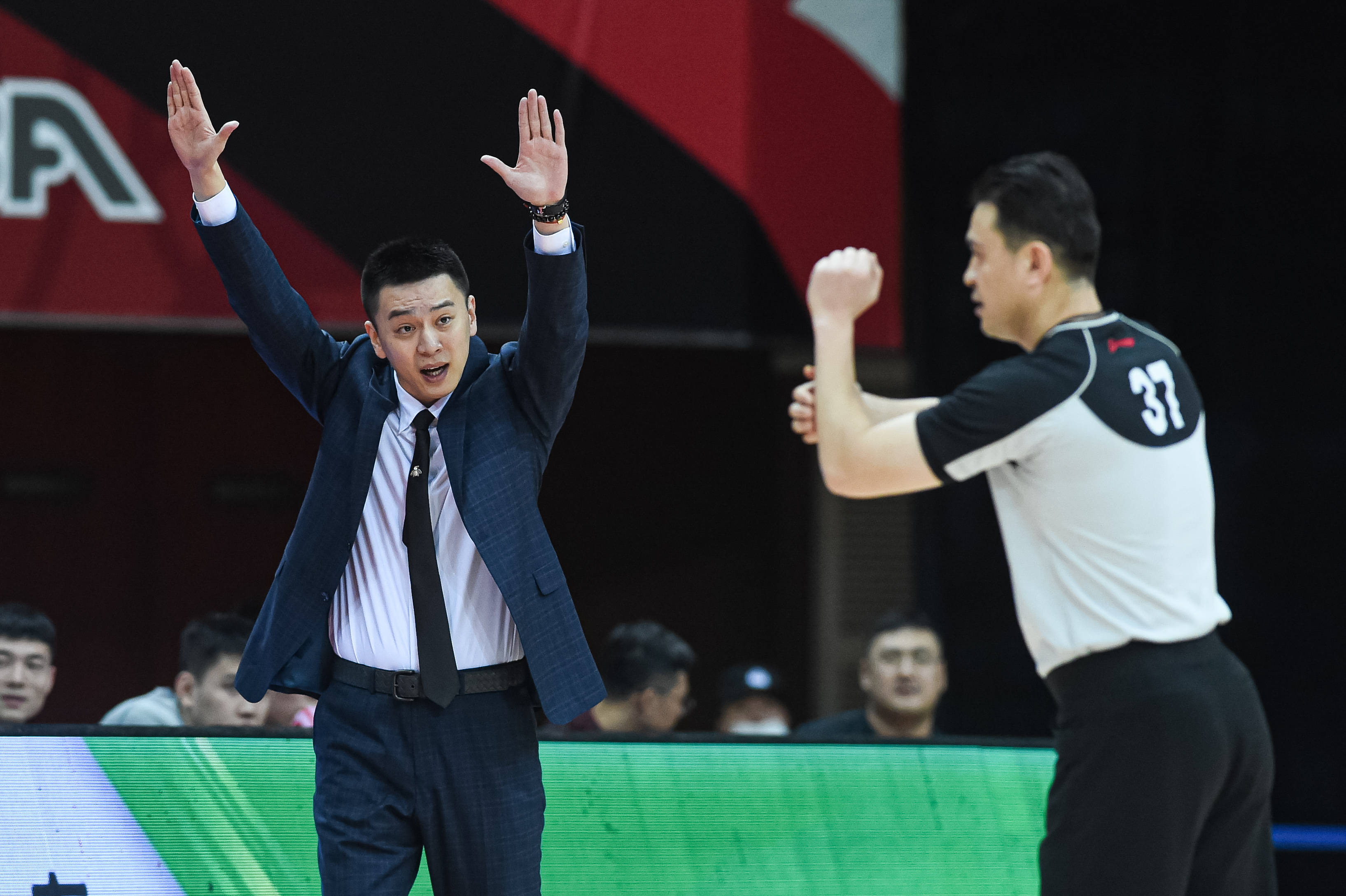 3月3日,本场比赛主裁判段铸(右)在比赛中判罚辽宁本钢队一次防守犯规