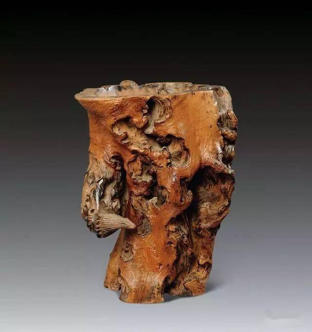 叹为观止的根雕随形笔筒